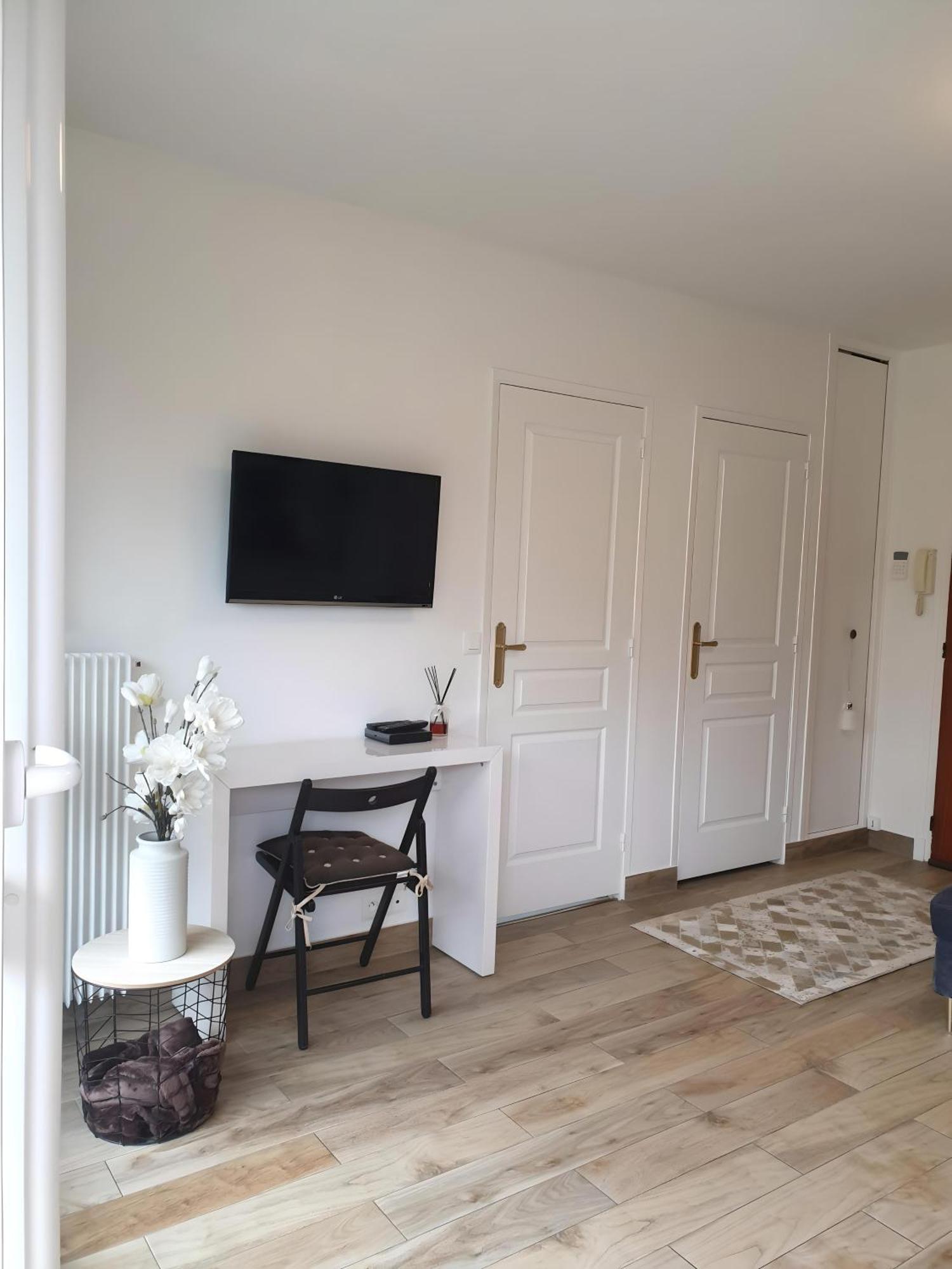 Appartement Avec Jardin Prive - 2 A 4 Voyageur Chaville Exteriör bild
